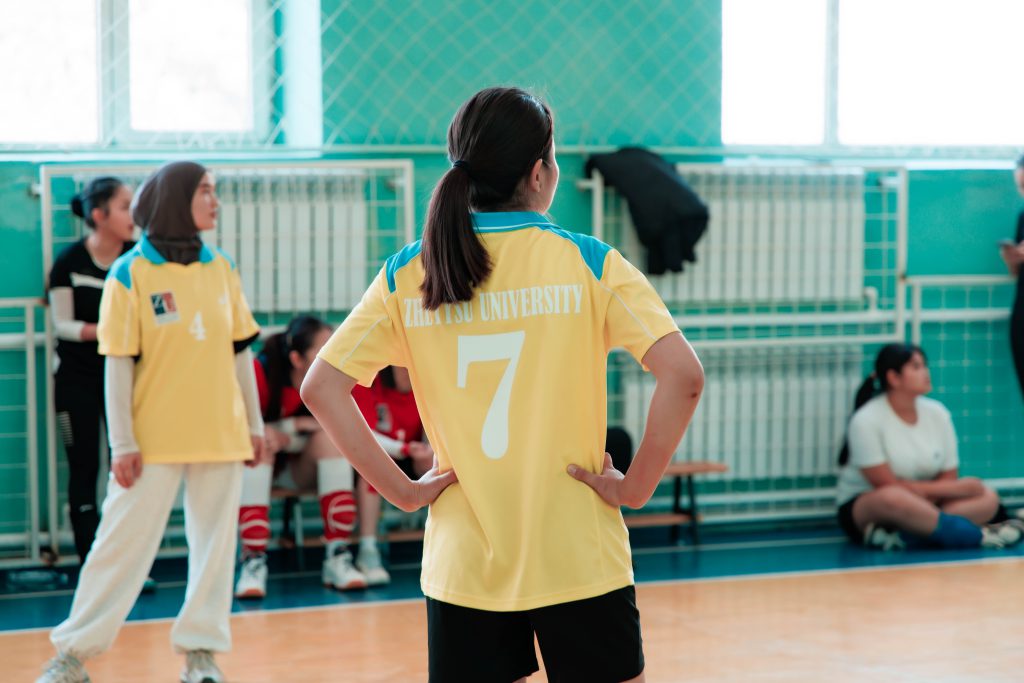 Қара жігіттердің тобы бір қызды трафиктендіреді (HD) Жетілген үй шаруасындағы әйелдердің сексуалды бейнелері