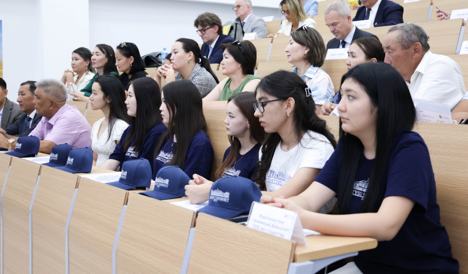 Порно шашты патшайым және оның қызметшілері Мен анамның екі аяғының арасына қарадым